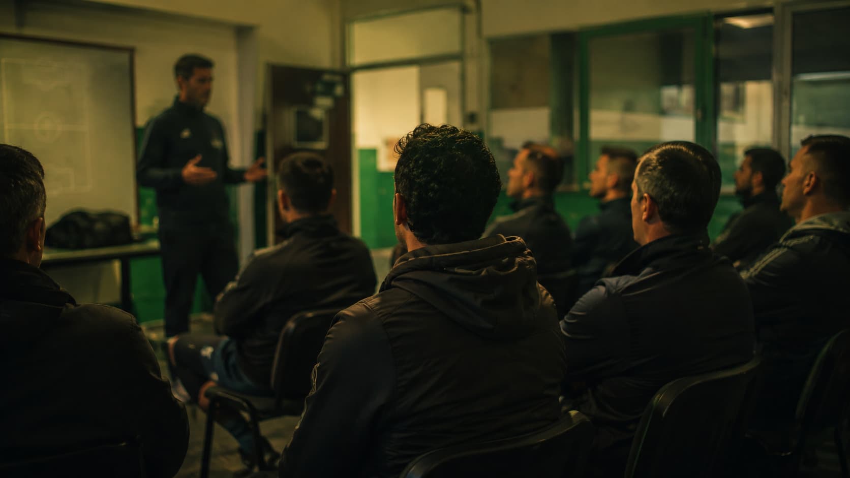 Sala con genitori seduti durante la riunione di inizio stagione di una squadra di calcio giovanile
